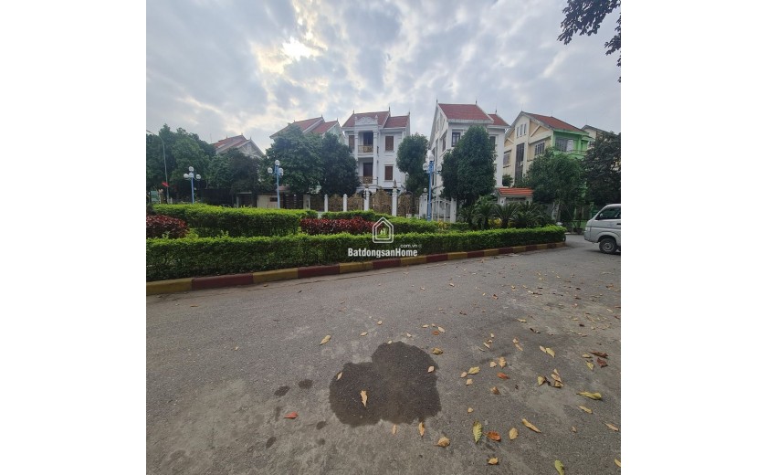 Phát triển kinh doanh ở Nam nên bán căn BT 202m2 tại trung tâm Gia Lâm, Hà Nội. 2x tỷ. Lh 0989894845